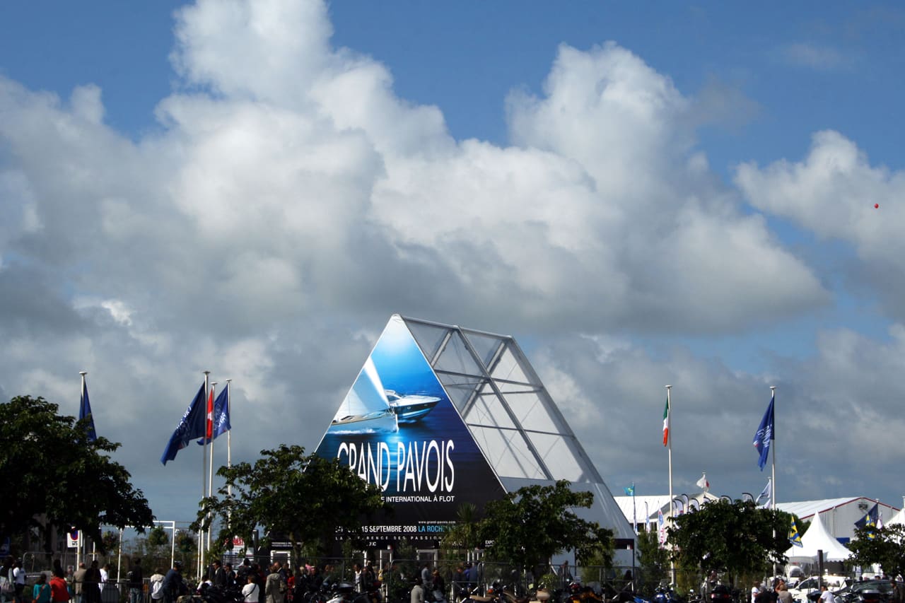 Voiliers amarrés aux pontons lors du Grand Pavois de La Rochelle en 2008