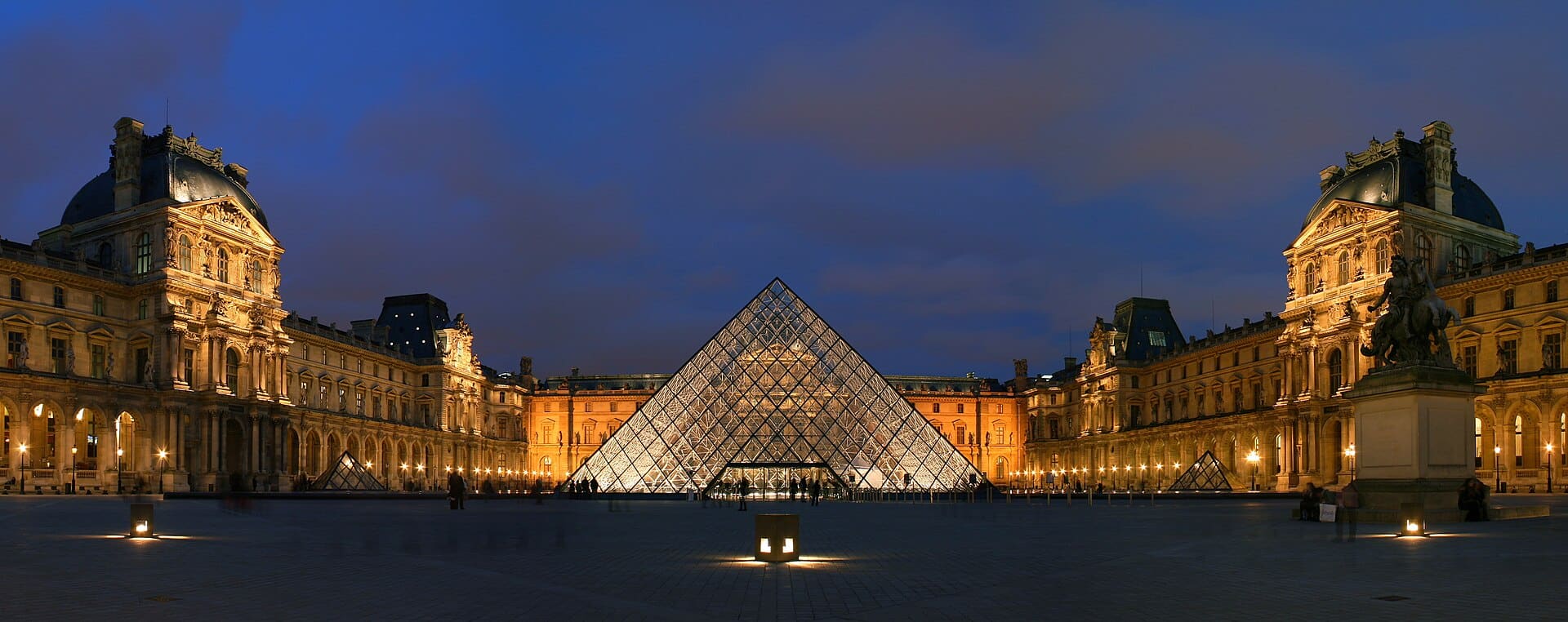 La pyramide et la cour Napoléon du musée du Louvre, éclairées de nuit